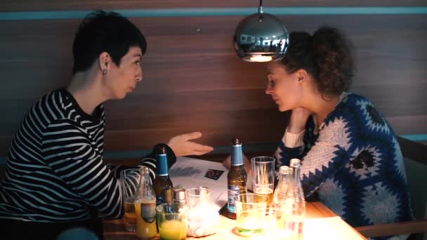 Des partenaires de même sexe à une table dans un restaurant. Lesbiennes à un rendez-vous . — Video