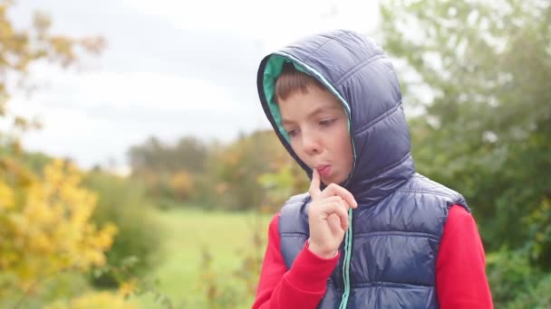Хлопчик у капюшоні з поганим зубом — стокове відео