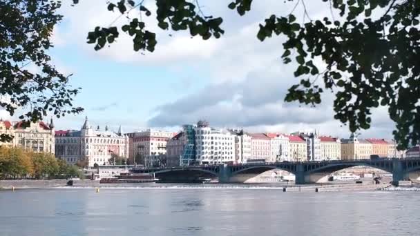 Άποψη του Dancing House και η γέφυρα Jiraskuv στην παλιά πόλη της Πράγας. — Αρχείο Βίντεο