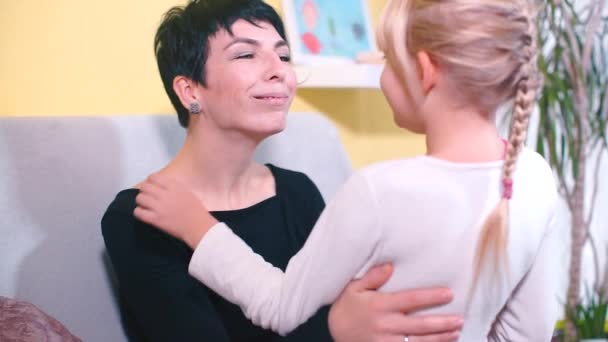 Mama transgenderowa z córką na kanapie. — Wideo stockowe