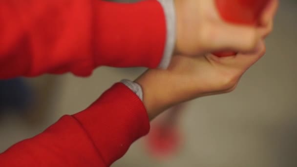 Close-up van handen die een leuning vasthouden — Stockvideo