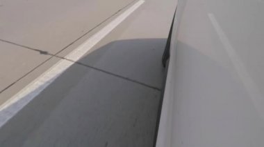 Hareket halindeki bir arabanın sol tekerleğinin görüntüsü