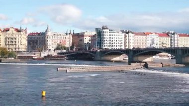Zaman ayarlı. Prag 'ın eski kasabasındaki dans evi manzarası.