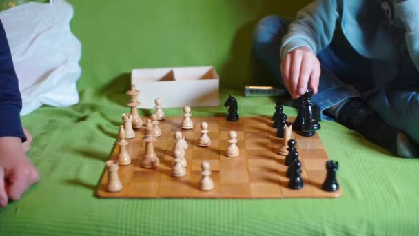 Dos adolescentes juegan al ajedrez — Vídeo de stock