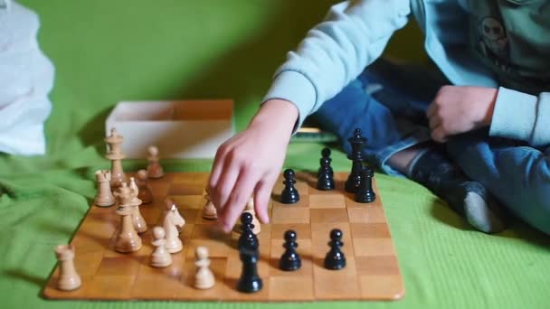 Två personer spelar schack. Schackpjäser rör sina händer. — Stockvideo