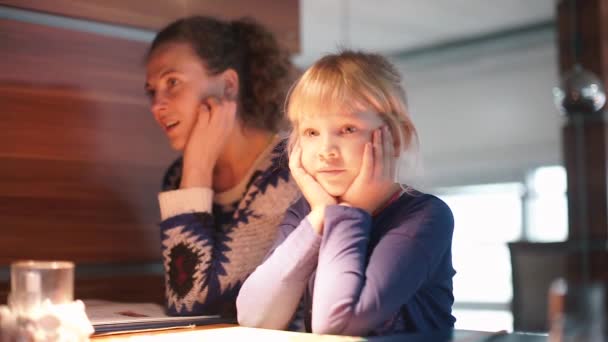 Mamma och dotter sitter på en restaurang. Väntar på mat. — Stockvideo