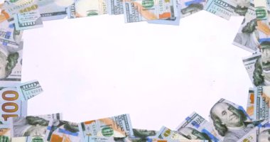 Yüz dolarlık banknotlardan yapılmış bir resim çerçevesi.