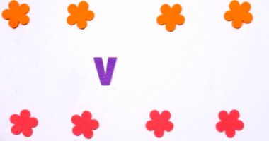 Değer biçmek. Kelime renkli yazı tipiyle dans eden harflerle yazılır..