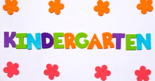 Le mot maternelle est écrit en lettres dansantes de l'alphabet coloré . — Video