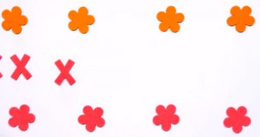 X harfi sağa sola uçuyor..