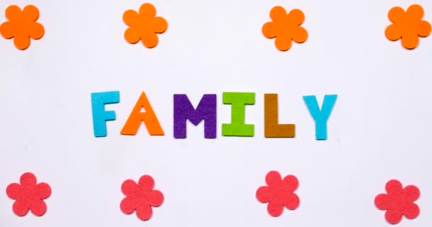 Η λέξη οικογένεια αποτελείται από χορευτικά γράμματα σε πολύχρωμη γραμματοσειρά. — Αρχείο Βίντεο
