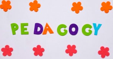 Pedagoji kelimesi. Dağınık harflerden tek bir kelime toplanır.