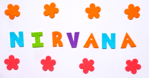 Het woord nirvana is geschreven in dansende letters.. — Stockvideo