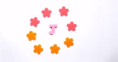 İngiliz alfabesinin J harfi. Beyaz bir arkaplanda dans mektubu. 