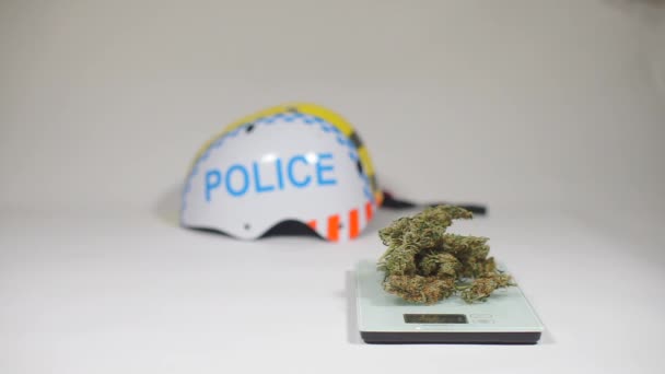 Verdeckte Polizeiverkäufe: Dealer wiegt Cannabis — Stockvideo