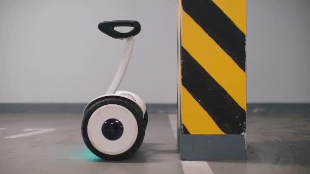 Gyroscooter em uma garagem de estacionamento — Vídeo de Stock