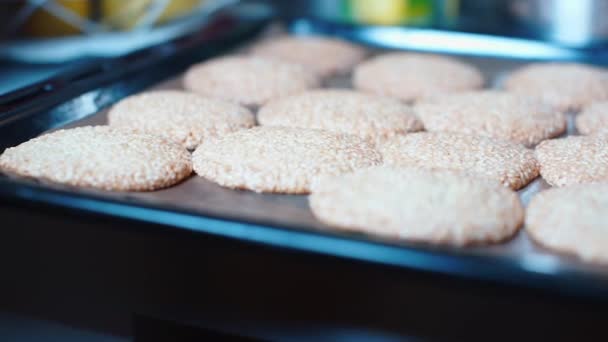 Sesamkoekjes met medicinale cannabis — Stockvideo