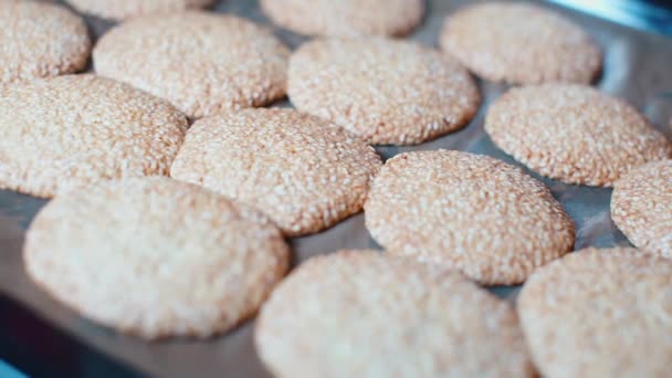 Närbild av baby cookies som läggs ut på en bricka — Stockvideo