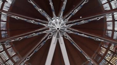 Birçok kablonun bağlı olduğu metal parça
