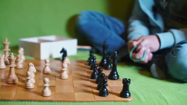 Парень усложняет игру в шахматы. . — стоковое видео
