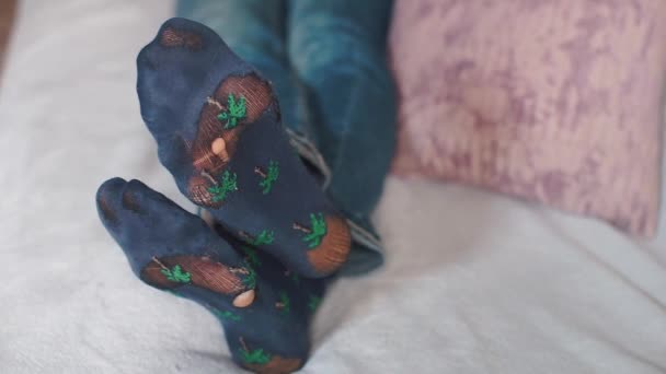 Große Löcher auf Herrensocken — Stockvideo