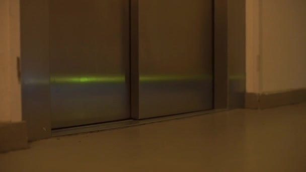 Reflection of light in the elevator door — Stock Video