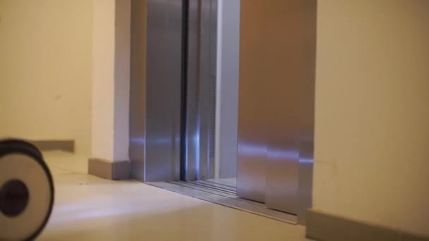 Pojken kör in i hissen på en hoverboard. — Stockvideo