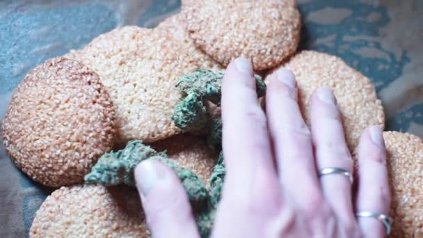 Close-up van cannabis op koekjes. — Stockvideo