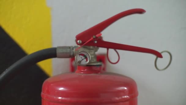 Sensor extintor de incendios en una pared en un garaje subterráneo — Vídeos de Stock