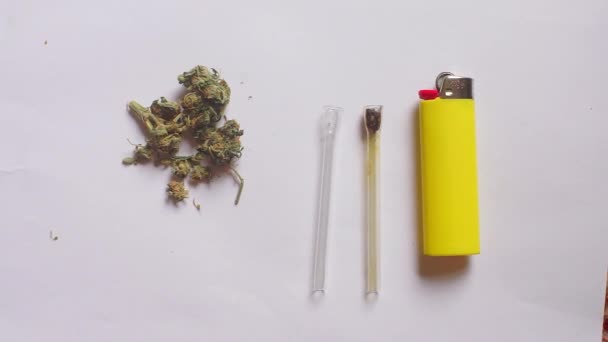 Cannabis, glazen buizen, lichtere close-up — Stockvideo