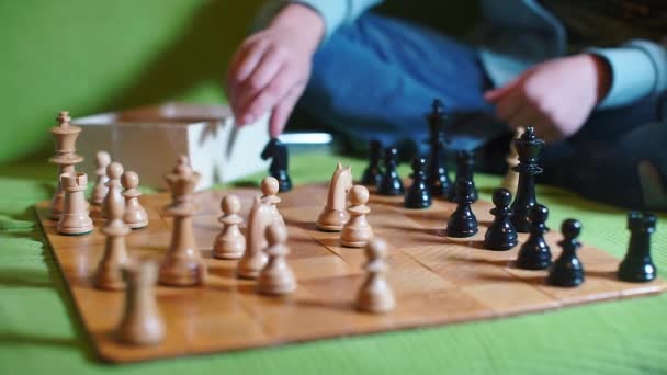 Два парня играют в шахматы — стоковое видео