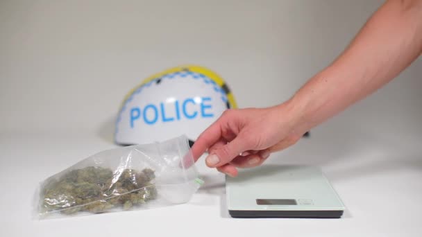 Police drug weighing, corruption crime — Stock Video