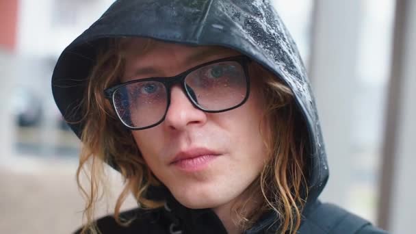 Хлопець в окулярах, на якому краплі знімають їх з обличчя — стокове відео