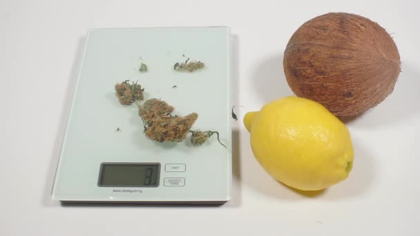 Cannabis alimento de ervas daninhas, ingredientes de cozinha nas escalas — Vídeo de Stock