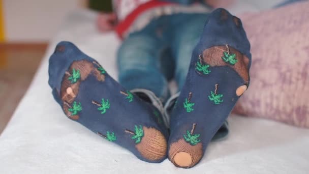 Primer plano de los calcetines rotos en las piernas de los empresarios — Vídeos de Stock