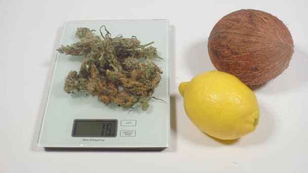 Pesare marijuana sulla bilancia, preparare cibo sano — Video Stock