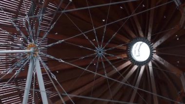 Mühendislik tasarımı, merkezde gerilmiş metal kablolar.