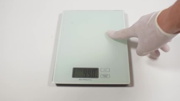 Калибровка весов перед взвешиванием лекарств — стоковое видео