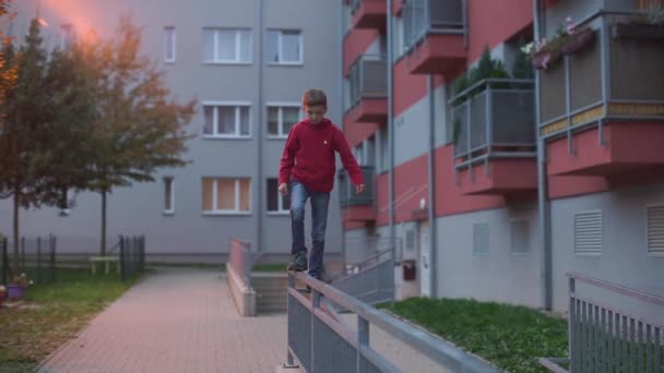 O adolescente caminha o corrimão da noite, salta . — Vídeo de Stock