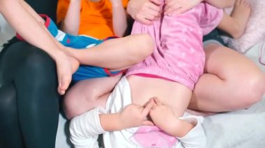 Çocuklar, Lgbt partnerlerinin mutlu ebeveynlerinin kollarındadır..