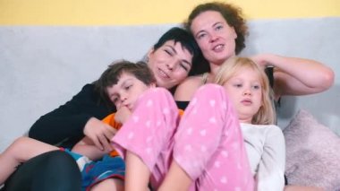 Lgbt ailesi evdeki kanepede poz veriyor..