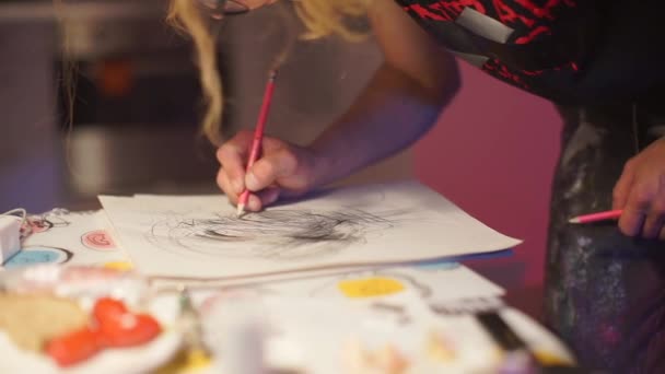 Student maakt tekening met een eenvoudig potlood op papier. — Stockvideo