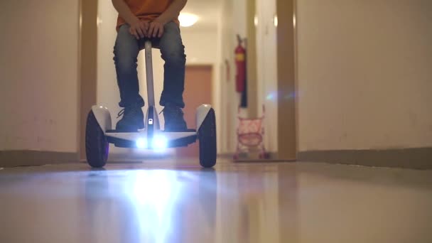 Närbild av en hoverboard på vilken en person står — Stockvideo