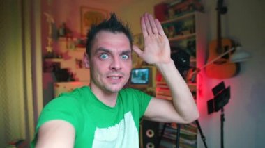Komik video blogcusu aboneleri selamlıyor.