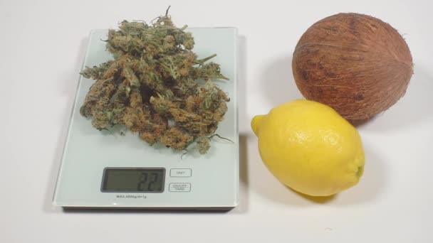 Cannabis und Lebensmittel auf den Tisch, gesunde Ernährung — Stockvideo