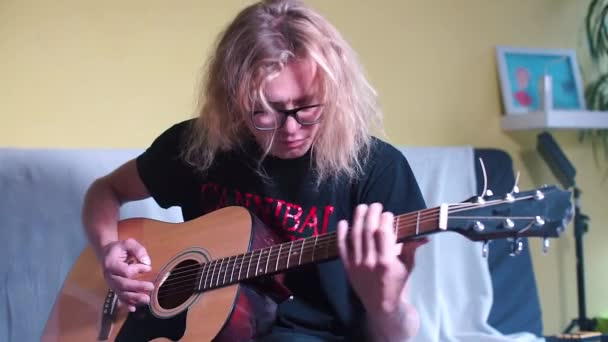 Músico de rock toca guitarra acústica em casa — Vídeo de Stock