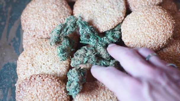 Hombre elige galletas con cannabis — Vídeo de stock