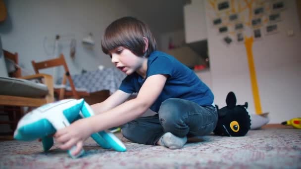 Παιδί κάνει μια φιγούρα από ένα μαλακό παιχνίδι — Αρχείο Βίντεο