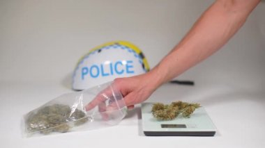 Polis uyuşturucu satışı, marihuana tartma, yolsuzluk