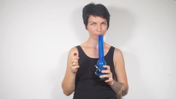 Fille fumant un bong, patiente consommant du cannabis — Video